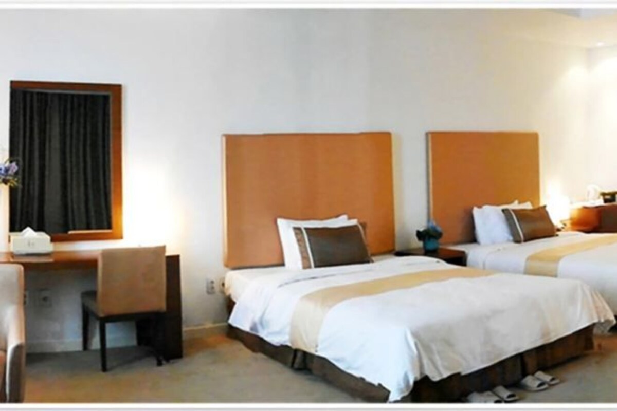 Down duvets, laptop workspace, soundproofing, free WiFi