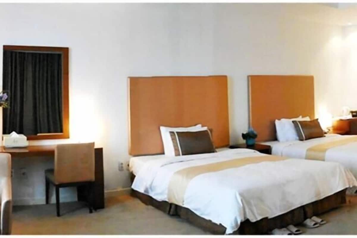 Down comforters, laptop workspace, soundproofing, WiFi (free)