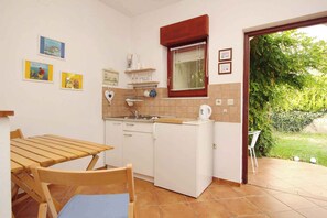 Fridge, stovetop, coffee/tea maker - Studio mit Terrasse und Klimaanlage (Baška)