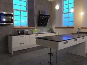 Fridge, coffee/tea maker