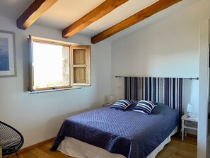 2 quartos, escrivaninha, ferros/tábuas de passar roupa, berço de viagem