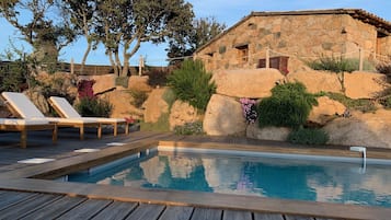 Een buitenzwembad en een verwarmd zwembad