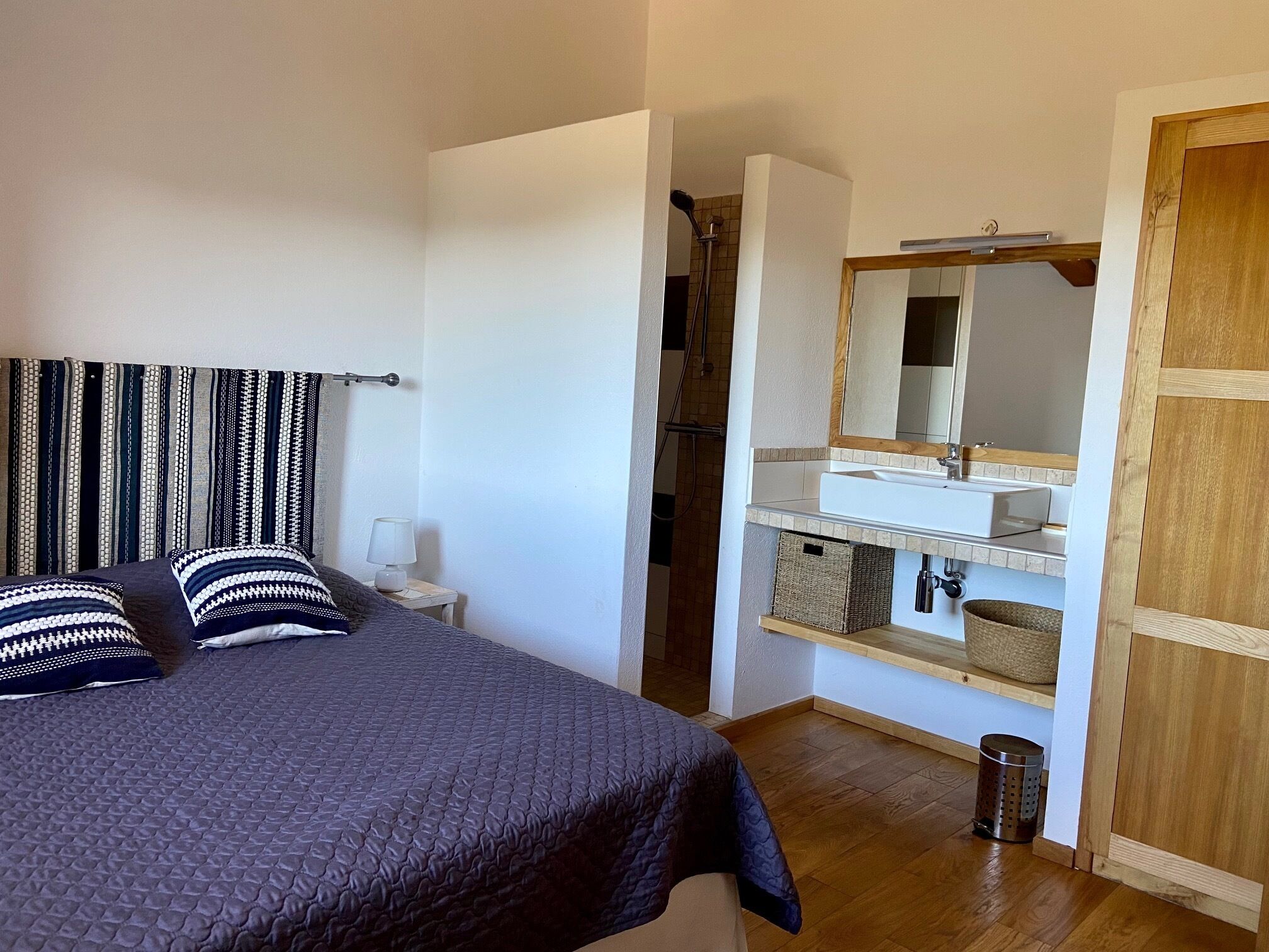 2 slaapkamers, een bureau, een strijkplank/strijkijzer, reisbedje