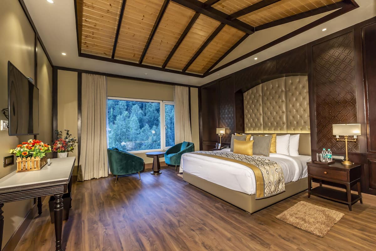 Phòng Suite Superior (Devdaar Suite) | Bộ đồ giường cao cấp, minibar, két bảo mật tại phòng, bàn 