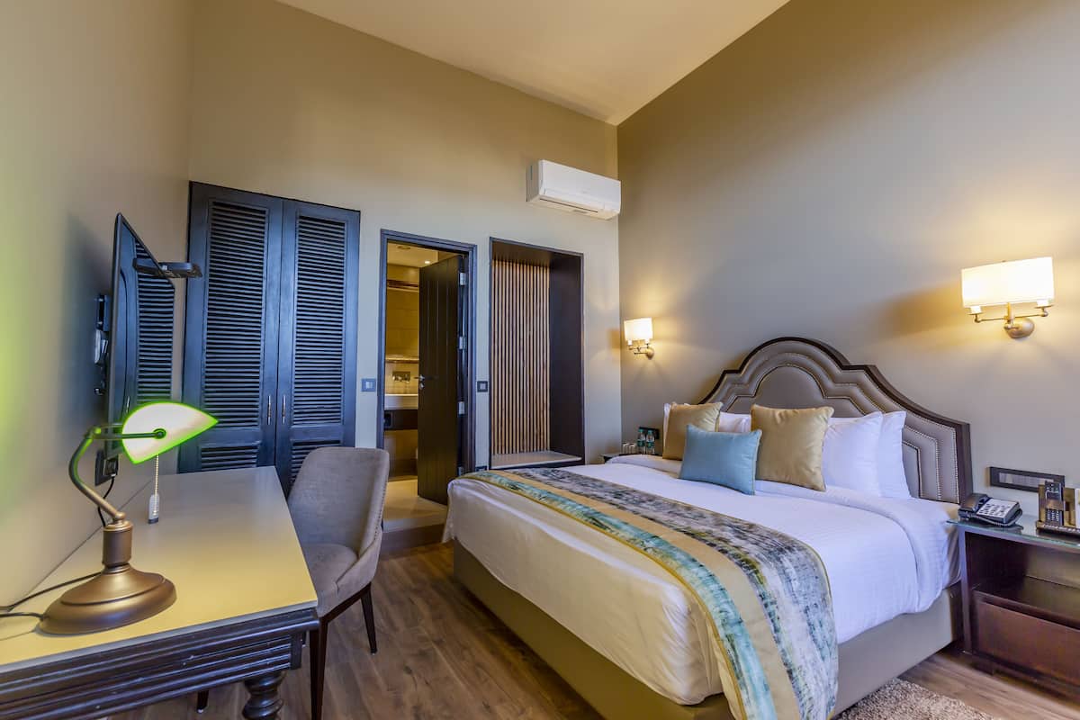 Bộ đồ giường cao cấp, minibar, két bảo mật tại phòng, bàn 
