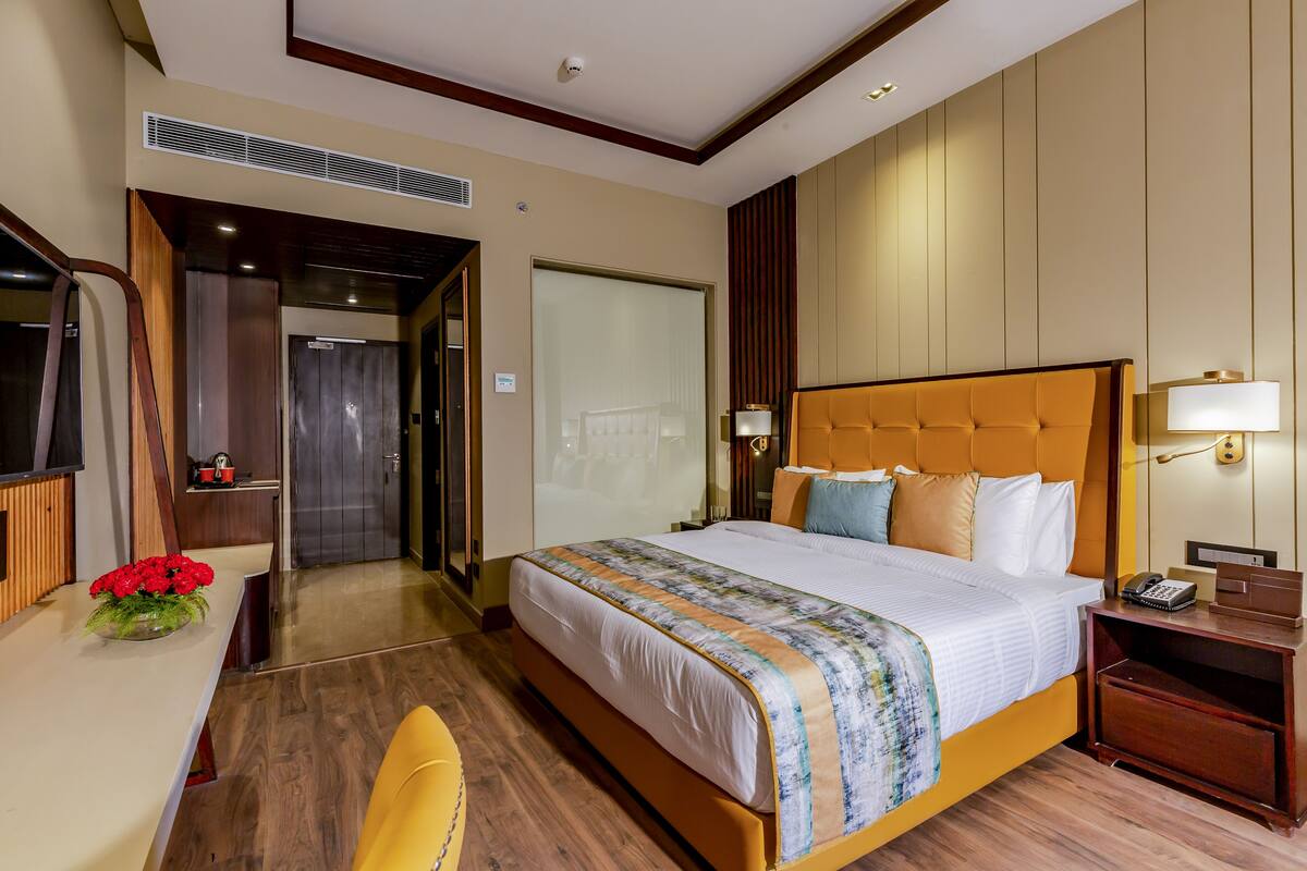 Phòng Deluxe (Deluxe Room) | Bộ đồ giường cao cấp, minibar, két bảo mật tại phòng, bàn 