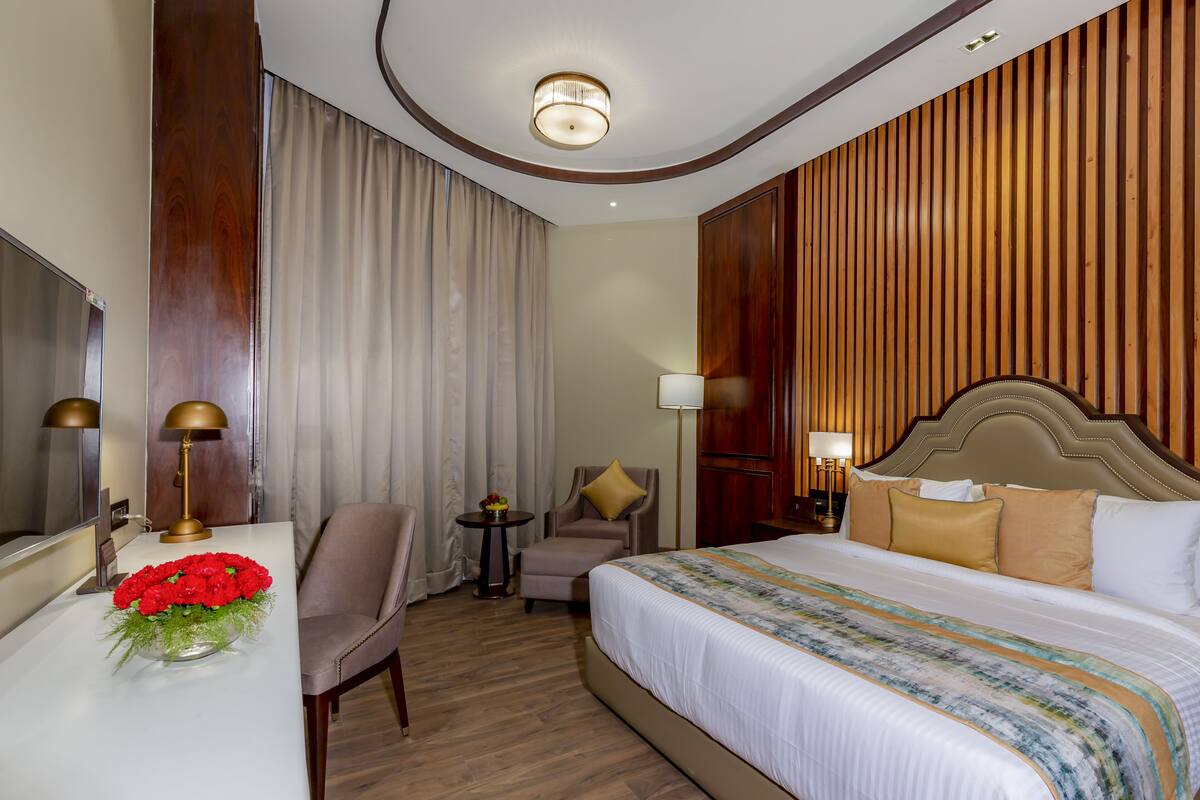 Bộ đồ giường cao cấp, minibar, két bảo mật tại phòng, bàn 