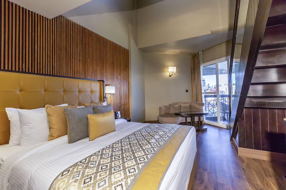 Phòng dành cho gia đình, quang cảnh núi (Duplex Family Room) | Bộ đồ giường cao cấp, minibar, két bảo mật tại phòng, bàn 