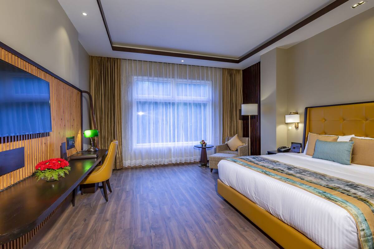 Bộ đồ giường cao cấp, minibar, két bảo mật tại phòng, bàn 