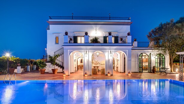 A large, two-story building with a swimming pool in front. - Palazzo Villa dei Nobili (Sant'Agnello)