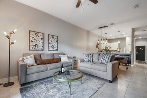 Fernseher, Bücher, Arbeitsbereiche