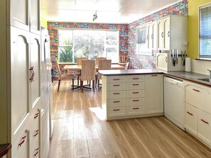 Fridge, microwave, oven, stovetop - Te Rangimarie a fully fenced pet friendly home 20minutes walk from the beach. (Himatangi Beach)