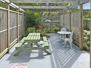 Outdoor dining - Te Rangimarie a fully fenced pet friendly home 20minutes walk from the beach. (Himatangi Beach)