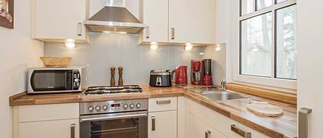 Kühlschrank, Mikrowelle, Ofen, Geschirrspüler