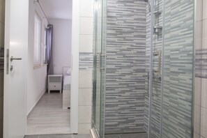 Lejlighed (One Bedroom Apt ,Shared Terrace) | Badeværelse | Bruser, håndklæder
