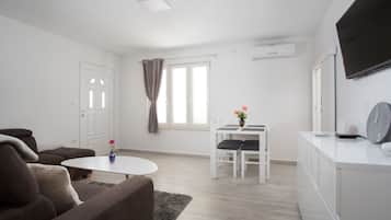 Apartemen (One Bedroom Apt ,Shared Terrace) | Ruang keluarga | TV