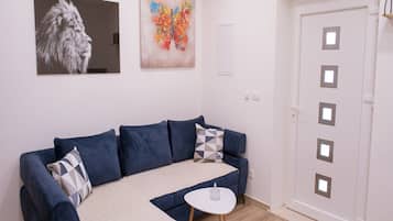 Apartemen (One Bedroom Apartment with Patio) | Ruang keluarga | TV