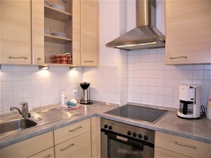 Kühlschrank, Mikrowelle, Ofen, Wasserkocher mit Kaffee-/Teezubehör