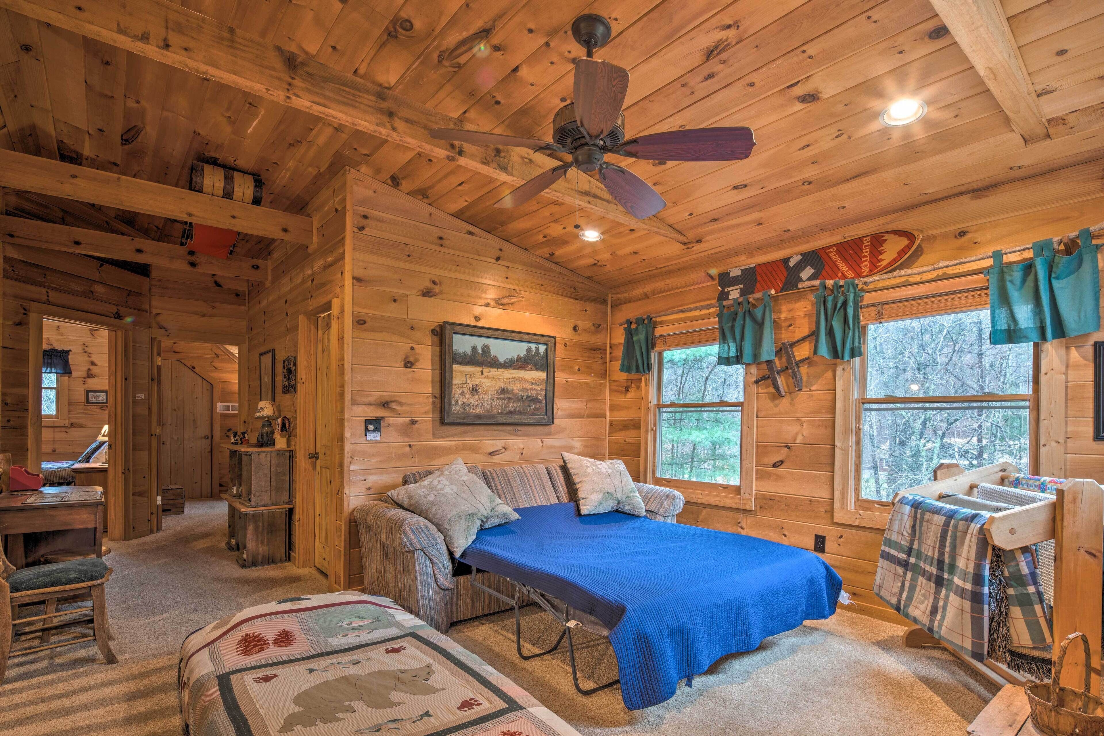 Interior acogedor de una cabaña con una cama, un escritorio y una silla.