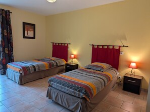 3 bedrooms, free WiFi, bed sheets - Charming Accessible Cottage with Large Garden near Loire à Vélo Route (Cravant)