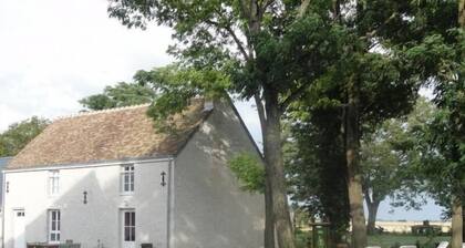 Charming Accessible Cottage with Large Garden near Loire à Vélo Route