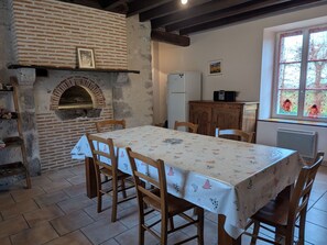 Dining - Charming Accessible Cottage with Large Garden near Loire à Vélo Route (Cravant)