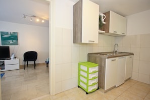 Apartamento (One Bedroom Apartment with Terrace) | Cozinha americana privada | Geladeira