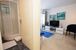 Apartamento (One Bedroom Apartment with Terrace) | Banheiro | Chuveiro, toalhas de banho