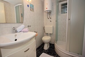 Apartment (One Bedroom Apartment with Terrace) | Bilik Mandi | Pancuran mandi, tuala disediakan 