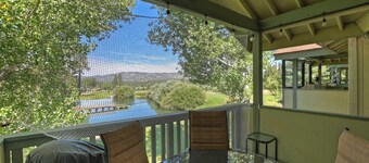 Bear Mountain Tee and Ski: Gorgeous Views! Pet Friendly! Walk to Bear Mtn & Zoo! On the Golf Course!