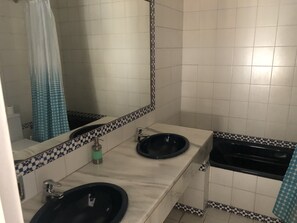 シャワー、ヘアドライヤー、タオル、石鹸