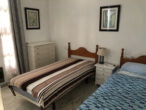 4 室のベッドルーム、デスク、アイロン / アイロン台、旅行用ベビーベッド