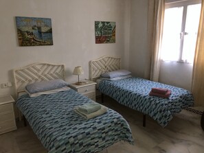 4 soverom, skrivebord, strykejern/-brett og reiseseng for barn