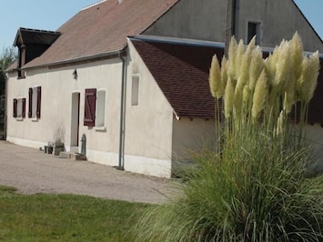 Bien arrivé à Chevenelles : CÎté cour partagée (A l'avant)