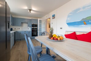 Dining - The Moorings : 3-Bed Cottage in Rhosneigr | Managed by Anglesey Holiday Lettings (Rhosneigr)