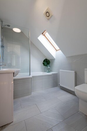 Ensemble douche/baignoire, sèche-cheveux, serviettes fournies