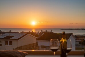 Interior - Headline (VRBO): Sunset View : Pet-Friendly 2‑Bed Apartment with Bay Views in Rhosneigr | Managed by (Rhosneigr)