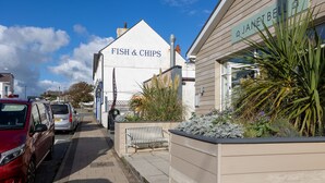 Property grounds - Headline (VRBO): Sunset View : Pet-Friendly 2‑Bed Apartment with Bay Views in Rhosneigr | Managed by (Rhosneigr)