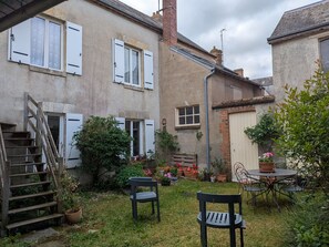 Outdoor dining - Cozy Getaway in Bazoches-Les-Gallerandes - 2BR, Full Kitchen, TV, Shared Courtyard (Bazoches-les-Gallerandes)