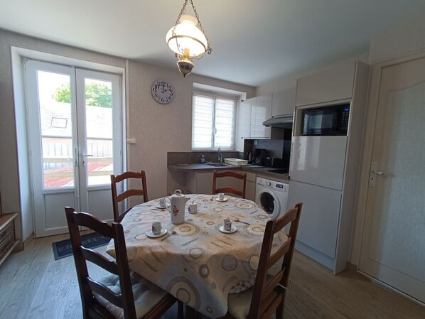 Dining - Cozy Getaway in Bazoches-Les-Gallerandes - 2BR, Full Kitchen, TV, Shared Courtyard (Bazoches-les-Gallerandes)