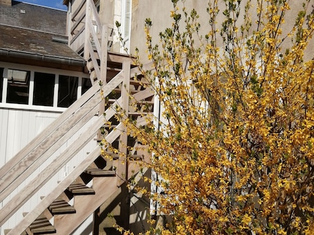 施設の敷地. Cozy Getaway in Bazoches-Les-Gallerandes - 2BR, Full Kitchen, TV, Shared Courtyard
