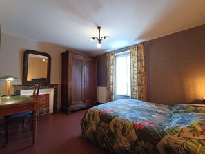 2 bedrooms, free WiFi, bed sheets - Cozy Getaway in Bazoches-Les-Gallerandes - 2BR, Full Kitchen, TV, Shared Courtyard (Bazoches-les-Gallerandes)