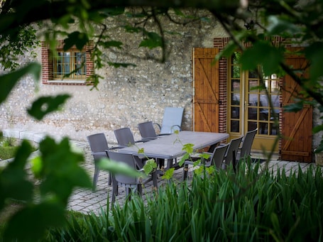 Outdoor dining. Charming Country House near Paris - 4 Bedrooms, Garden, BBQ, Bikes Available