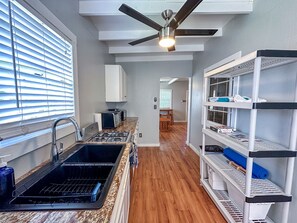 Jääkaappi, mikroaaltouuni, uuni, liesi