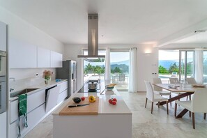 Frigorifero, microonde, forno, piano cottura