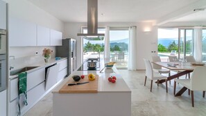 Frigorifero, microonde, forno, piano cottura