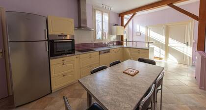 Cozy Rural Retreat: Renovated Farmhouse with Private Courtyard, Near Paris, Sleeps 6