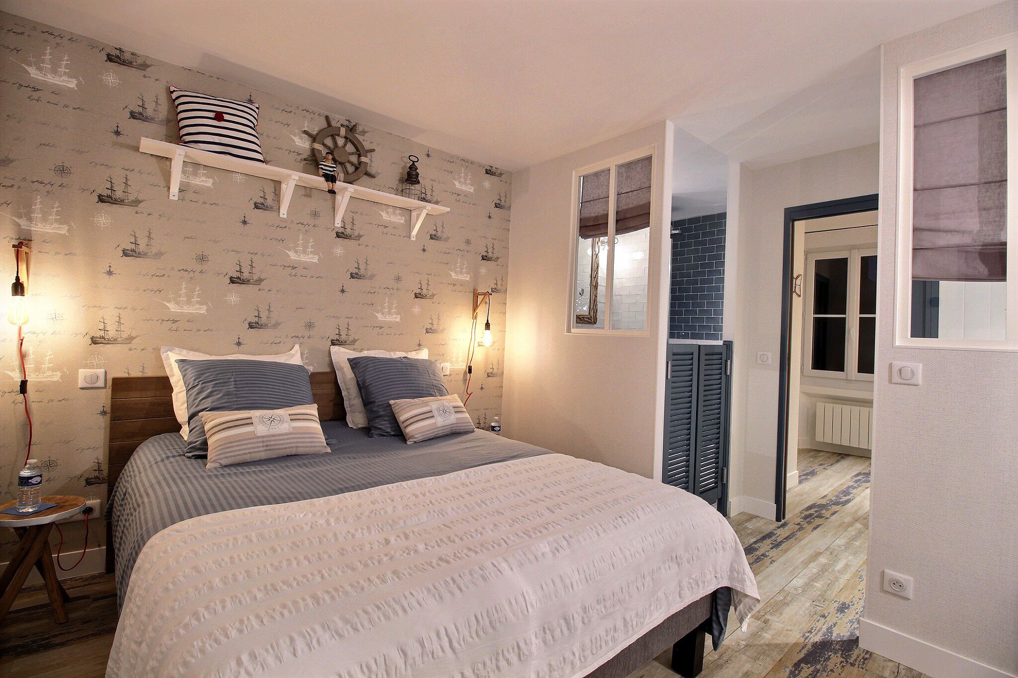 1 makuuhuone, työpöytä, silitysrauta/-lauta, vauvan matkasänky