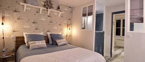 1 多间卧室、办公桌、熨斗/熨衣板、旅行婴儿床