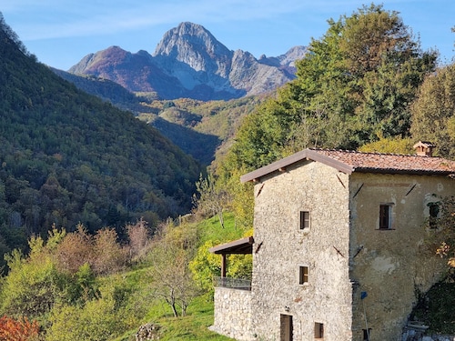 Traditional Tuscan Stone Villa, Private Pool & Stunning Mountain Views